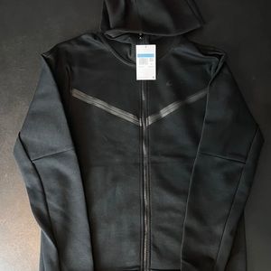 Black Nike tech fleece size medium (BRAND NEW)